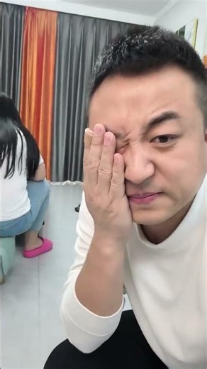 My waist checks the license plate. Couple’s daily comedy. I want to check the license plate. Sma