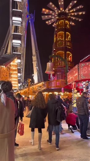 La Navidad en París no solo se ve… se prueba. ❄️✨ Entre luces, música y puestos festivos, la comida de los mercados navideños es una experiencia que tienes que vivir. Si vas a París en diciembre, esto te va a abrir el apetito. 👀🔥 Guárdalo para tu viaje y disfruta la magia navideña como un verdadero viajero. 🇫🇷🎄 . . . . 📍Oaxaca, Oax. Contáctanos 📩 . . . . #París #christmas #travel #christmasmarket #navidad . . . . Mercados navideños de París | Diciembre en Europa | Eurotrip navideño | Merc