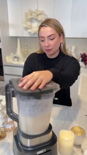 NAVICOOKS día 17✨🎄 crema de ajo rostizado. Que espectáculo de receta, muy parecida a la crema de poro y papa pero aquí predomina más el sabor del ajo rostizado, que sin duda es un espectáculo. No teman, no sabe al ajo como si fuera crudo, queda un sabor más tenue, algo dulce, un verdadero deleite. Acompañen con un pan tostado y wooow 🤩..#casanovacooks #chefanacasanova #cenanavideña #recetasnavideñas #navicooks #cremadepapa #ajorostizado | Ana Casanova