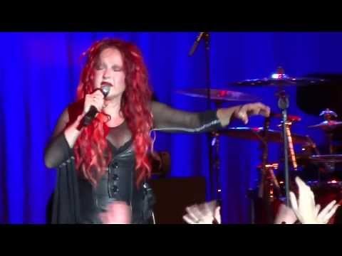Cyndi Lauper - Cyndi cries as she performs Time After Time