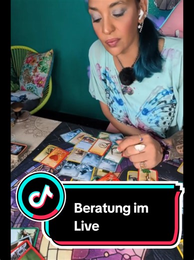Professionelles spirituelles Live auf TikTok. In diesem Video bekommst Du Einblicke in mein Live. Meine Live's sind individuell und informativ. Spirituelle Lebensberatung erleichtert auch Dein Leben. Regelmäßig So-Fr. am Abend zur Prime-Time 20-22Uhr. Hellsehen in Kombination mit Kartenlegen.Seit 2008 Professionelle spirituelle Lebensberatung vom Profi. Infos zu den Live Beratungen im ersten fixierten Video auf meinem TikTok Profil. #kartenlegenjetztlive #kartenlegenliebe #livekartenlegen #karte