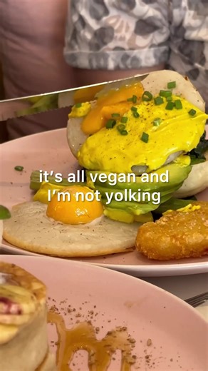 HUNTING FOR VEGAN FOOD IN BALI: some of my top 3 totally plant based places to eat in the Canggu area! Warung Dua Hati is the best place to make sure you tick off all the Indonesian classics like nasi campur, bakso, pisang goreng and more! I ordered a pork style rice bowl, little suspecting I was about to have the best vegan fried egg of my life (which made a mate literally cry with joy). Kynd Community is much more western style, but with my newfound levels of vegan eggxellence we went for a ro