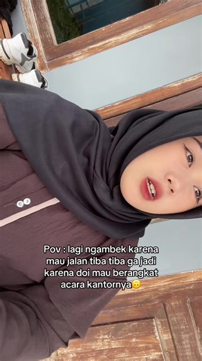 Cowok Ngebujuk Cewek Ngambek dengan Cara Lucu