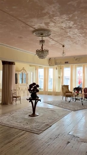 Mirror Palais on Instagram: "Our showroom is officially open 🗝️ Visit the link in our bio to schedule your appointment today. Special thank you to… @taskrabbit for connecting us with the amazing Taskers who helped bring this project to life. @houseofdelcour for helping furnish the space with her beautiful antique furniture and decor. Space designed by @_natstein 🤍"