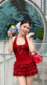 People ask if my ‘fit check tripod’ is for sale… Sorry, it’s PRICELESS 😭🤣 And when your outfit matches your chocolate, you just know it’s a good day 😎🍫 So tell me which M&M’S is your fave? ❤️💛🧡💙🤎 @mmschocolate_malaysia #MMS #MMSMalaysia #ItsMoreFunTogether #bts #behindthescenes #result #transition #fashion #traveltransition #funny #globalreels | Gigi 蕙绮