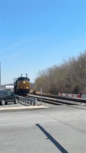 CSX engineer blows horn as people cross the tracks as I135-21 approaches the crossing #train #csxt