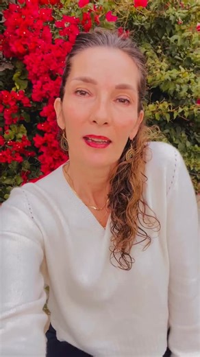 La grossesse, loin de se limiter à un simple phénomène biologique réveille souvent des mémoires enfouies dans l’histoire familiale. Chaque symptôme ou manifestation de notre corps trouve une résonance dans nos émotions et nos conflits intérieurs. Au cours de la grossesse notre organisme s’adapte non seulement au développement du fœtus mais il réajuste également nombre de nos schémas émotionnels hérités. On dit souvent qu attendre un enfant réveille certains conflits latents - de la relation avec