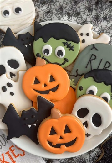 Halloween Sugar Cookies 🎃🍪👻 These cut out sugar cookies are the cutest Halloween treat! Made with a soft, no spread roll out dough and decorated with royal icing, they’re super fun to make and taste amazing! Enjoy, and happy spooky season! 🧡🖤 Halloween Sugar Cookies Recipe: - 1 cup butter - 1 cup sugar - 1 egg - 1 tbsp almond extract - 1 tbsp vanilla extract - 1/2 tsp salt - 1/2 tsp baking powder - 2 3/4 cups flour #halloweencookies #halloweensugarcookies #sugarcookierecipe #halloweentreats