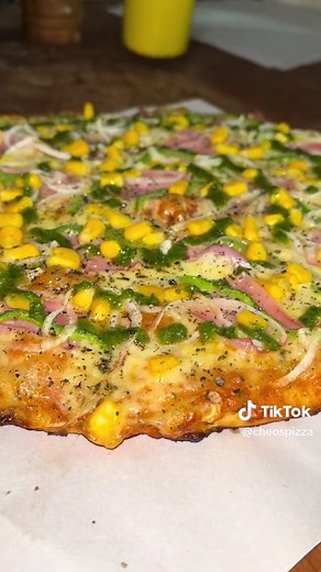 Deliciosa pizza Nahum con toque de pimienta y pesto en Puerto la Cruz