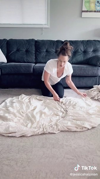 An easy way to store sheets in the linen closet or the guestroom so you aren’t losing any pieces! #cleanhome #organized #professionalorganizer #fittedsheet #folding #howtofold #foldingsheets #jessicahaizman #sheetsets @Cozy Earth