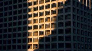 Experimenta la sensación de tener toda la tecnología del nuevo Galaxy S10 Ceramic Black en tus manos. | Samsung