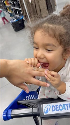 It's biting my fingers, help me, save me 😂 #don'tforgettosubscribe #discoverme #funny