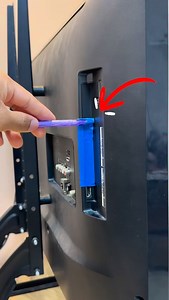 오래된 TV를 스마트 TV로 변신시키는 숨겨진 USB 포트 활용법 #TV팁 #스마트TV #USB포트 #생활꿀팁 #기술활용 오래된TV 휴대폰연결 숨겨진기능 집에서테스트 TV업그레이드 | Daniel Vieira