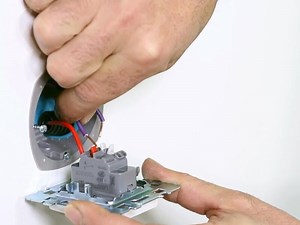 Comment installer un interrupteur ou une prise murale ? | Leroy Merlin