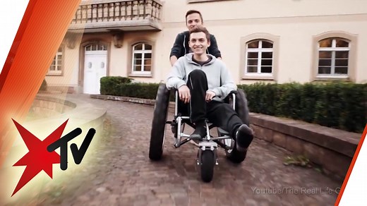 Für Johannes (23) von den „Real Life Guys“ ist der Tod allgegenwärtig: 2018 starb seine Schwester Elli bei einem Flugzeugunglück, bei seinem Zwillingsbruder Philipp wurde Krebs im Endstadium diagnostiziert. Wie geht man damit um, wenn man womöglich auch noch seinen Bruder verliert? Im stern TV plus-Interview sprechen die beiden über die belastende Situation, erklären, was ihnen trotz allem Halt gibt und verraten, was sie sich für die Zukunft erhoffen. | stern TV