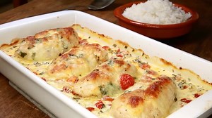 Hmmm... bei uns gibt's heute leckeres Mozarella-Hähnchen in Basilikum-Sahnesoße und saftige Ofentomaten. 🍅🍖😊 Zu den Rezepten: https://www.chefkoch.de/rezepte/1844061298739441/Mozzarella-Haehnchen-in-Basilikum-Sahnesauce.html https://www.chefkoch.de/rezepte/2662441418063325/Orientalisch-gefuellte-Tomaten.html | Chefkoch