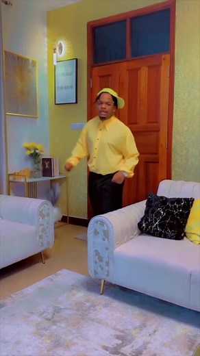 NANI MZEE WAKE ANA MBWEMBWE ZA HIVI😅😅