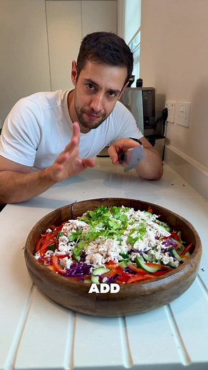 💾 Save this recipe for later HERE ⤵️ ——— 📕Make your nutrition 10x easier — get 50 easy high-protein recipes in my eBook (link in bio)!☝️ ——— 🥗 High Protein Asian Chicken Salad Recipe (1 serving) ingredients: 🍗 150g chicken breast or rotisserie chicken 🥒 80g cucumber 🫑 80g peppers 🥕 80g carrots 🥬 80g cabbage 🌿 Fresh cilantro Dressing: 🫒 1 tbsp sesame oil 🐟 1 tbsp fish sauce 🍚 1 tbsp rice wine vinegar 🍋 Juice of 2 limes 🍯 5g honey 🧄 1 tsp garlic 🫚 1 tsp ginger 🌶️ Chilli flakes Met