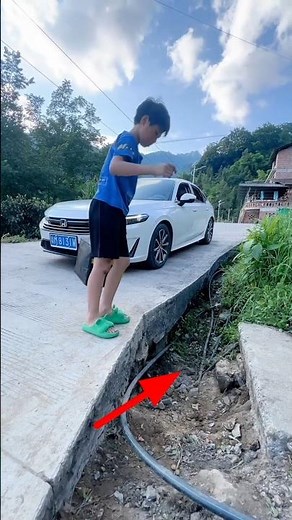 😱The child had a hard time crossing the pit.