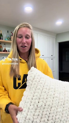 Chunky knit pillow Part 1! #pillowtutorial #chunkyknitpillow #handmadegifts #tutorial
