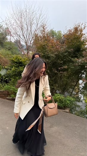 Tessa Remarkable on Instagram: "When we tried to copy Instagram’s posing tutorial!!…the results were not disappointing 😂🤣"