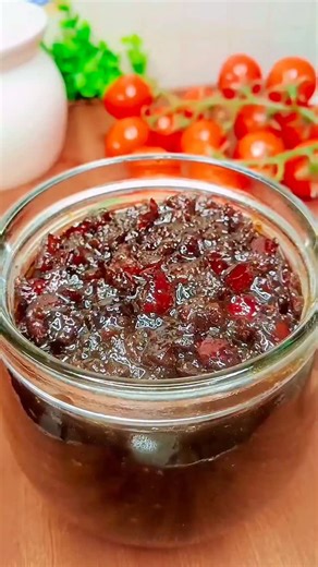 Tony Ong on Instagram: "天冷了，用电饭煲做懒人版姜枣膏，简单方便又快捷，秋冬早上冲上一碗，暖暖的好舒服。#姜枣膏#电饭煲姜枣膏#红糖姜枣膏#姜枣茶#姜枣膏 #食譜 #fallfood #fblifestyle #美食"