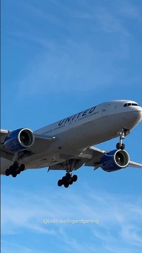 Close up view of 🇺🇸 United Airlines Boeing 777 Arrival at LAX | Heavy Jet Arrival at Los Angeles
