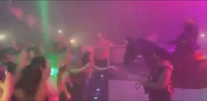 276K views · 10K reactions | La discothèque Le Dream au Havre (76) n'a rien trouvé de mieux que de faire entrer un cheval dans la discothèque archi-pleine, sous les projecteurs et la sono à fond.  Cette exhibition illégale (car réalisée sans l'autorisation préfectorale requise) s'est faite au mépris total de la sécurité des clients et du bien-être du cheval, un animal hyper-sensible aux lumières et au bruit... | 30 Millions d'Amis | Facebook