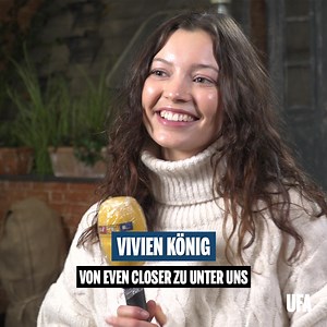 Der ein oder andere kennt Vivien König aus EVEN CLOSER - HAUTNAH. Die sexy Serie ist streambar auf TVNOW! Nun hat Vivi eine Gastrolle bei Unter Uns! UFA Family eben ❤️ Im Interview erzählt sie uns mehr zum Dreh, ihrem Werdegang und den beiden Serien. Vivi als Rolle Lea bei UNTER UNS, heute und morgen um 17:30 Uhr bei RTL. #gastrolle #unteruns #evencloserhautnah #ufaserialdrama #ufafamily | UFA Production