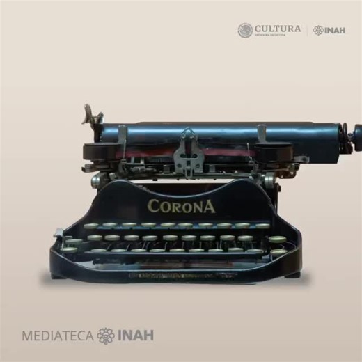 ¿Te tocó usar una maquina de escribir? 👀 Se inventó en el siglo XIX, era un aparato mecánico que al presionar un conjunto de teclas imprimía caracteres en un papel, función que la convirtió, desde su creación y durante casi todo el siglo XX, en una herramienta de trabajo muy importante. El impacto tecnológico que representó la creación de la máquina de escribir trajo consigo el surgimiento de una nueva profesión: la de mecanógrafo. A lo largo de los años fue evolucionando hasta llegar a ser elé