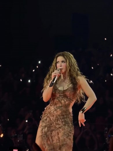 Shakira's Hips Don't Lie Performance at Hard Rock Live