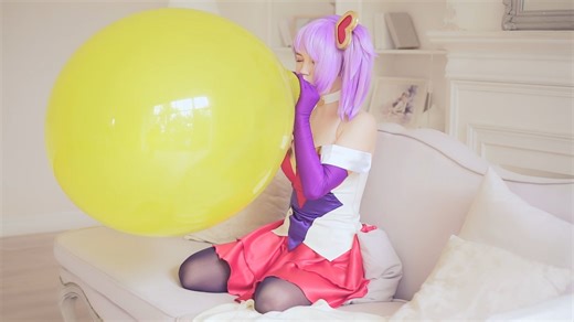可爱Coser玩气球