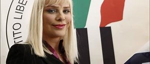 Relations sexuelles avec un cheval: la Cicciolina réclame à Google 70 millions de dommages et intérêts