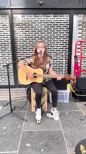 Here is an awesome 17 year old young lady with a beautiful voice Lori singing and brilliantly playing 'The Chain' by the great fleetwood Mac on the streets of Glasgow, UK. Filmed by BuskersofGlasgow (themusicman.uk/buskersofglasgow) who do so much to promote the great talent on their streets. Lori Youtube: youtube.com/c/Lorimusic/ | The Music Man