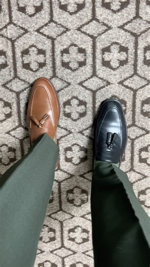 Samuel Castanheira on Instagram: "Qual a melhor cor de sapato: preto ou marrom? O preto é mais formal, transmite autoridade e costuma ser a escolha mais segura para ambientes profissionais ou ocasiões que pedem sobriedade. Já o marrom traz leveza ao visual, mantém a elegância e ainda amplia as possibilidades de combinação — principalmente para quem busca versatilidade no dia a dia. Na prática, não existe certo ou errado. Existe a imagem que você quer transmitir. Enquanto o preto reforça uma pres