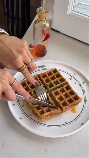 Sophie Fisher on Instagram: "Cheesy waffle omelette 🧇🍳made in my Sunbeam waffle maker from @appliancesonline.com.au -they offer free next day delivery and price match guarantee! The upright design is a game changer - you don’t get any drips or splashes which means minimal cleaning up. -omelette 3 eggs 1/4 cup mozarella Salt, to season 1/2 cup chopped spinach 1/4 cup chopped herbs of choice Toppings of choice (I did chives and chilli oil) Preheat waffle maker. Meanwhile, whisk together omelette