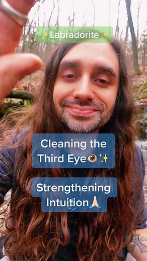 Using labradorite to help clear and balance our Third Eye! Labradorite strengthens our intuition and helps build our psychic abilities as well as guiding us through our spiritual transformation with gentle encouragement. 🙏🏻👁️ #reiki #healing #asmrreiki #asmr #asmrvideo #asmrsleep #relax #fyp #reikihealing #crystalhealing