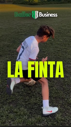 Brandinho on Instagram: "La Finta, el arte de engañar con el cuerpo 🔥⚽️ Enseñale a tu hijo, hermano, amigo con los tres simples pasos de este ejercicio para que aprenda a engañar al rival sin tocar el balón, como Messi, Marcelo, Robben, Lamine. #Baller ➡️ Ryan - 8 años; Miami, FL. Ejercicios para futbolistas, Futbol, Ball mastery"