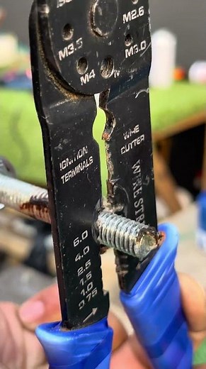 Tip to remove rust from screws. Restore and reuse easily #GermanyDIY #RustFreeScrew #SmartFix