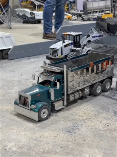 Komatsu WA470 Loader ve Peterbilt RC Kamyon Oyuncak