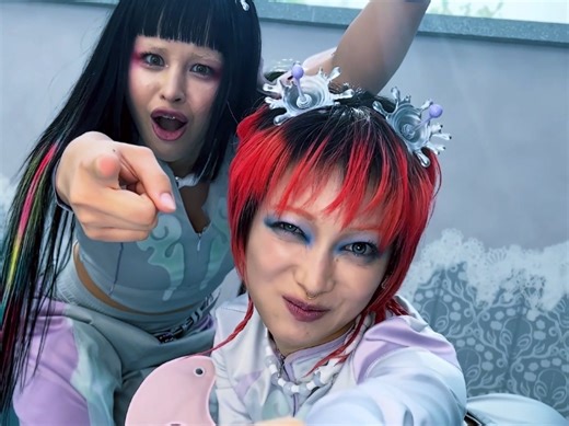 Aliens also get lower back pain 👽🥹