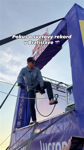 PRÁVE TERAZ 📣 Podarí sa v Bratislave nový svetový rekord? @Jaan Roose dnes od rána až do večera počas 12 hodín kráča vo vzduchu medzi Bratislavským hradom a UFOm 🏰🛸 Video: @Red Bull @REFRESHER #bratislava #slovakia #slackline