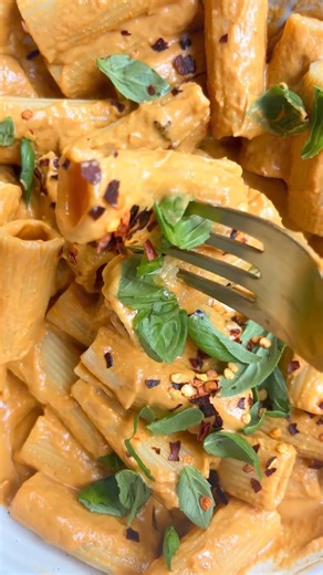 "The roasted capsicum sauce was absolutely delicious. Good sauce to pasta ratio, I often worry that there won't be enough sauce because no one wants stodgy pasta but it was the perfect amount" - Georgia RECIPE: https://glow-diaries.com/red-pepper-pasta/ | Glow Diaries
