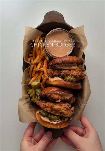 Raising canes style chicken burger. Full recipe is on delicate-kitchen.com, link in bio! . . #chickenburger #raisingcanes #burger #friedchicken #sauce