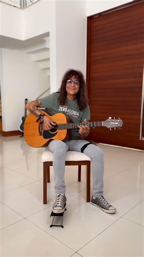 Luiz Caldas on Instagram: "Grandes Canções 🎶 “Paul Anka adquiriu os direitos da melodia francesa (“Laisse moi le temps”) em 1973 e, junto com Sammy Cahn, escreveu a letra em inglês de “Let Me Try Again”, que se tornou mundialmente conhecida na voz de Frank Sinatra. A letra explora a vulnerabilidade e o arrependimento de quem busca uma segunda chance no amor. O narrador admite seus erros e deixa o orgulho de lado, como fica claro no trecho: “To beg is not an easy task / But pride is such a fooli