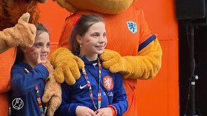 Zo'n 2000 fans kregen zaterdagmiddag een voorproefje van het Nederlands elftal bij een EK-training in Zeist. | Hart van Nederland