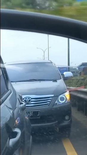 VIRAL ! PENGEMUDI INNOVA AROGAN DI TOLL ! Pakai Strobo dan Rotator !