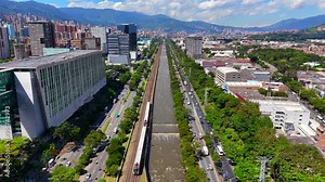 Video aéreo sobre el río Medellin, en el que aprecian grandes avenidas, autopistas, puentes y el desarrollo de la ciudad de Medellín.