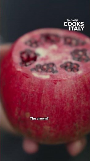 Ever wondered how to get the seeds out of a pomegranate? Tom Kerridge is here to help! 🍽️