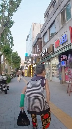 Helping out an elderly lady together with a kind lady. This was the first time I have seen another person help out a stranger in the streets of Korea. Mad respect for the lady who helped me out! #food #koreanfood #korea #seoul #stranger #jeong #travel #grandma #grandmother #snacks #trip #korea #america #음식 #한국음식 #미국 #서울 #정 #여행 #할머니 #간식 #한국사람 #짱 | Aiden Kim
